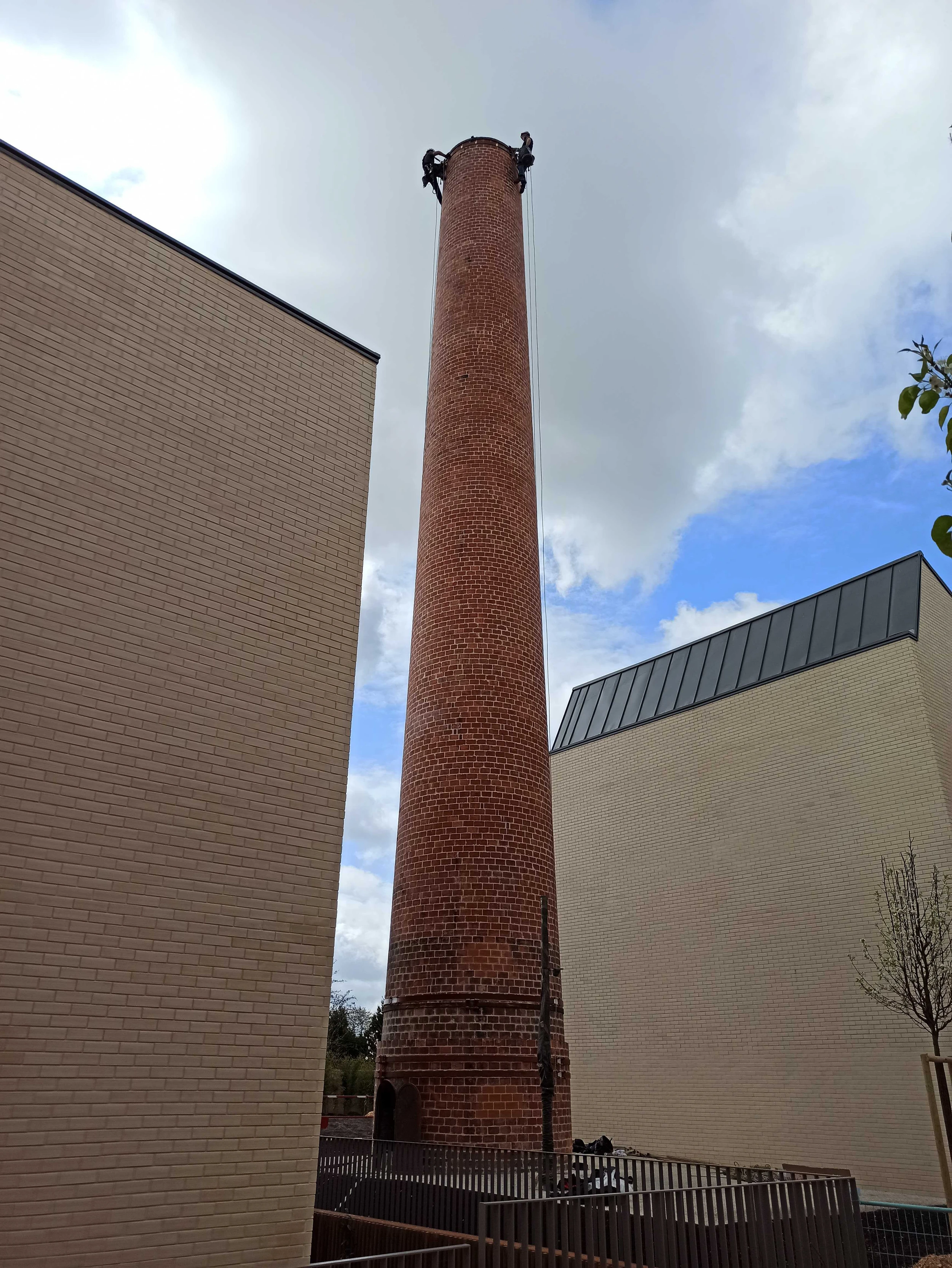 Intervention de cordistes MS Access pour la cheminée retrouve son aplomb chez PICHET à Bègles (bâtiment) – 2